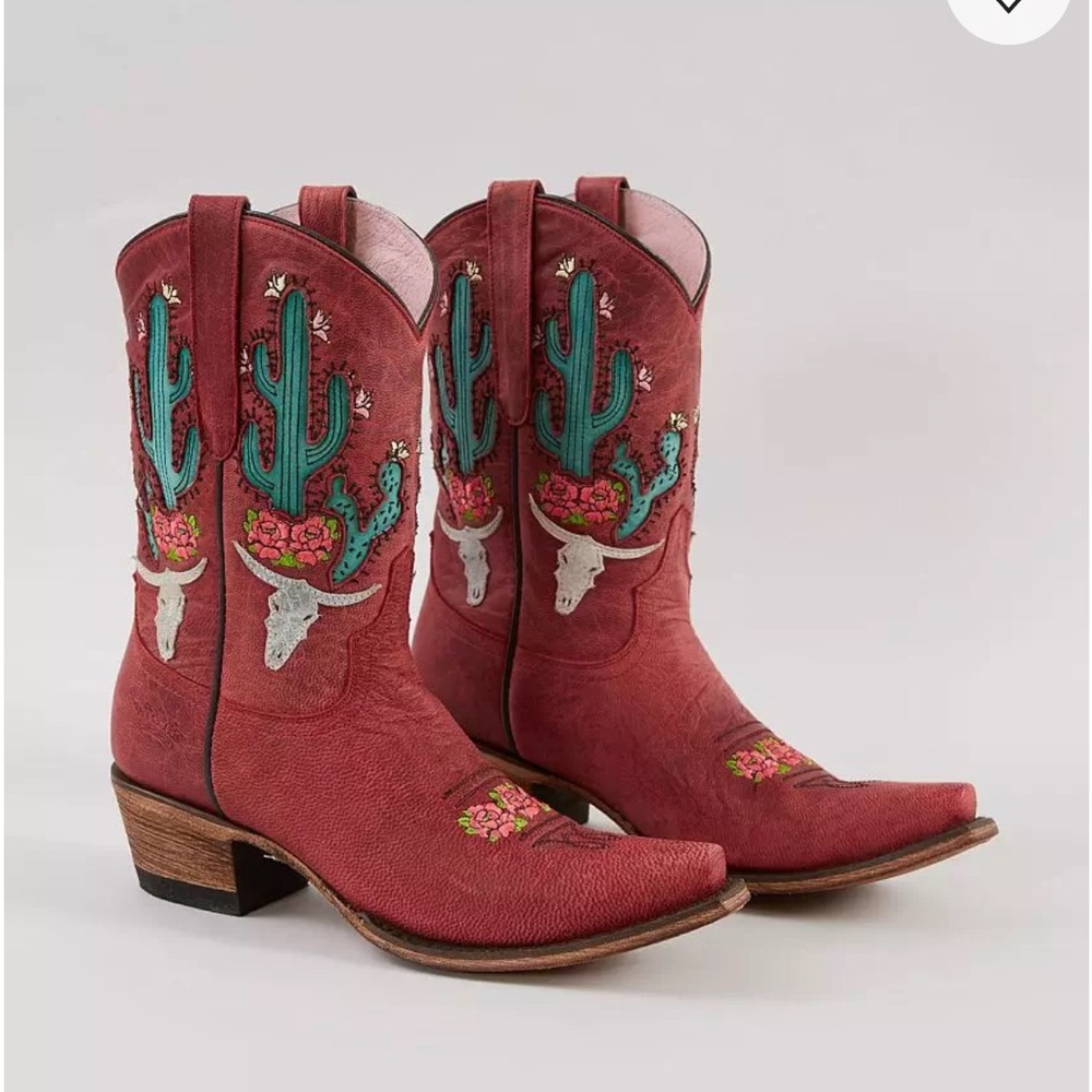 Junk Gypsy bramble rose cowboy boots. Cactus, rose & cattle skull Embroidery